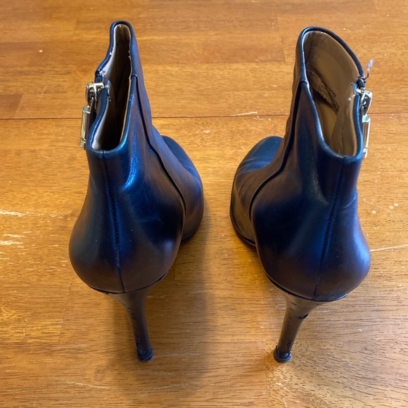 Banana Republic Womens Size 7.5 Black Leather Heeled Booties Gold Side Zipper - Picture 4 of 15